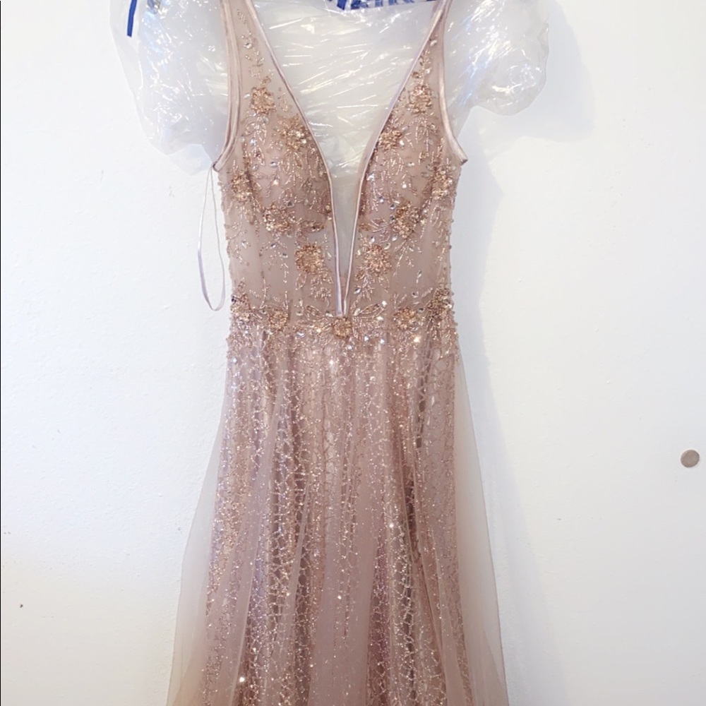 Selling size 3 prom dress